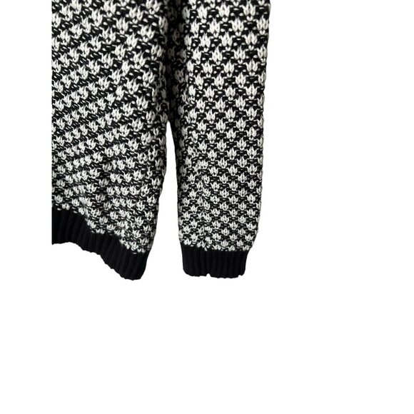 Karen Scott black and white sweater size L V neck Silver Hardware - Picture 3 of 8